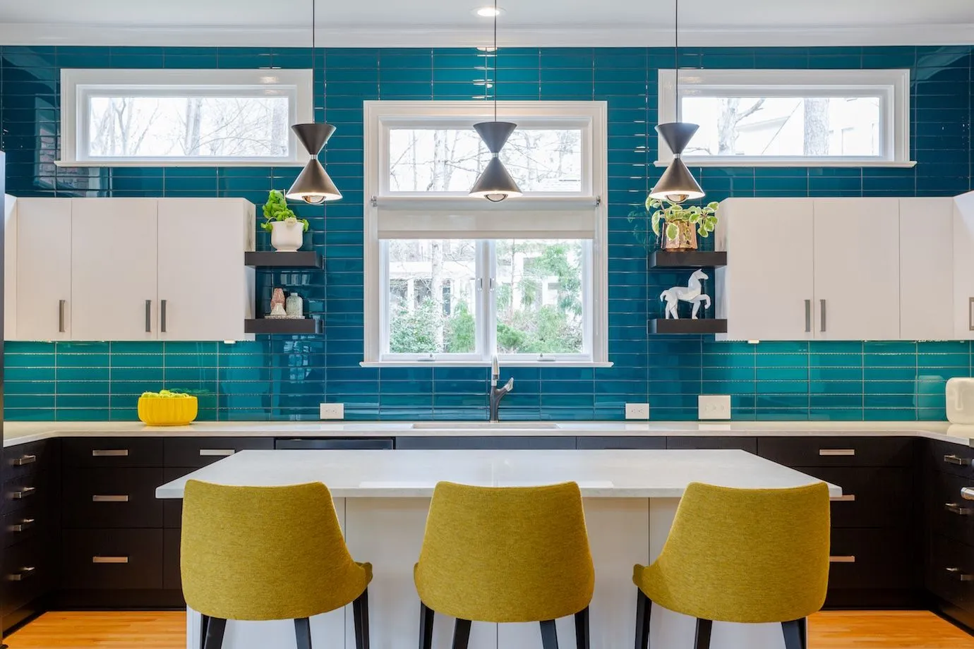 /img/12631-blue-yellow-kitchen-design.webp
