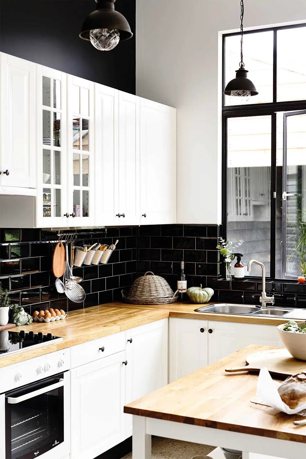 12723 black and white kitchen 4