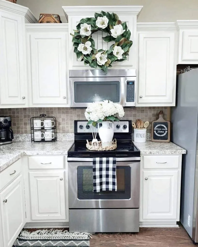 /img/12723-black-and-white-kitchen-7.webp