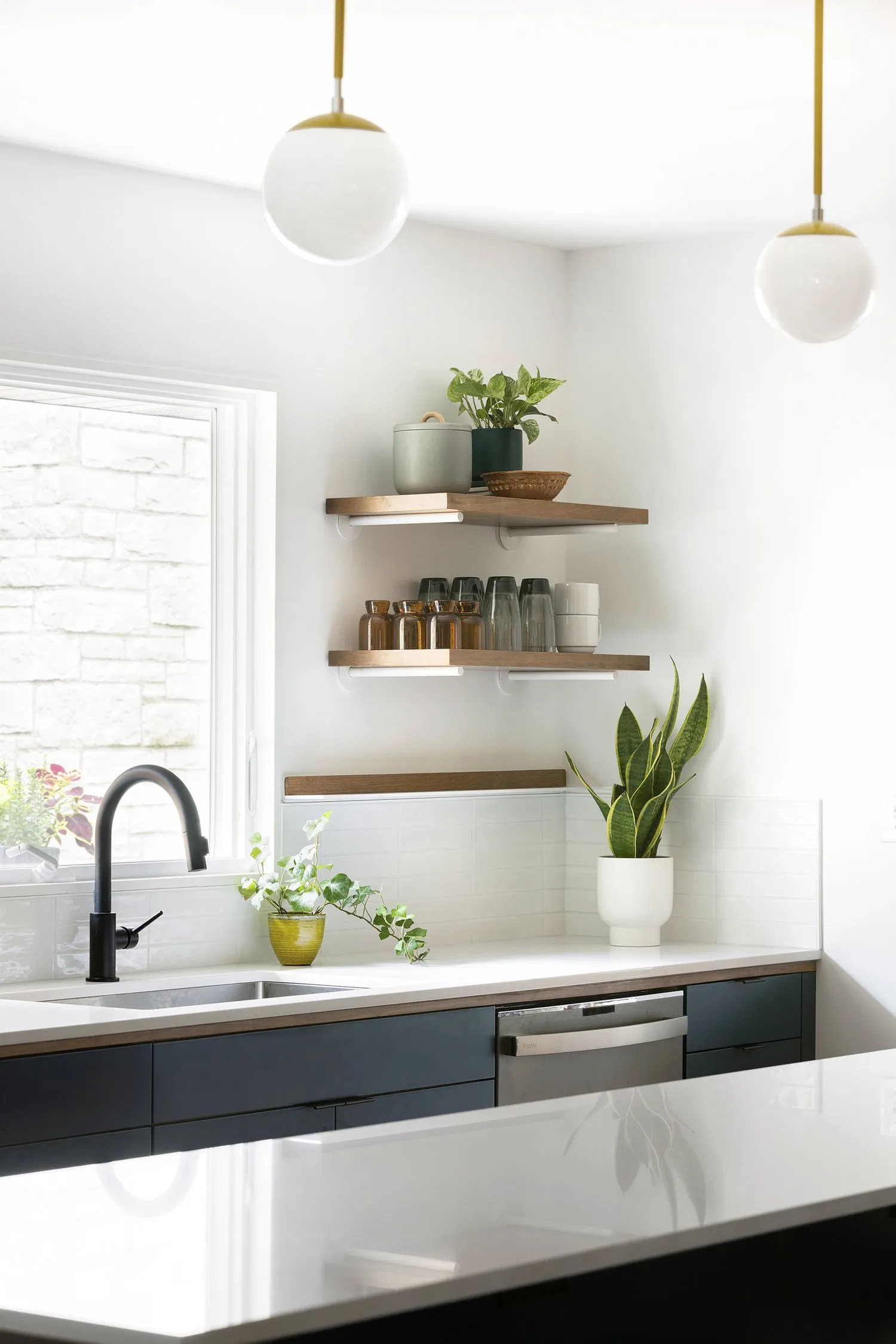 /img/12739-mid-mod-kitchen-vintage.webp