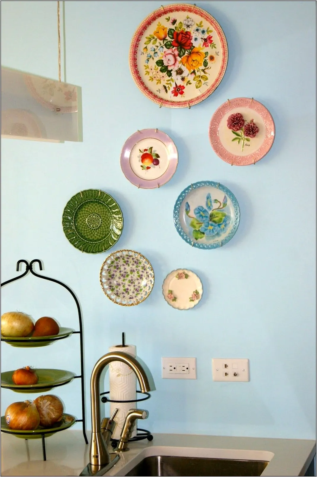 /img/12745-cleaning-wall-plates.webp