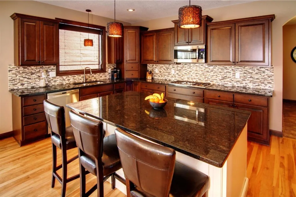 /img/12763-statement-lighting-kitchen.webp
