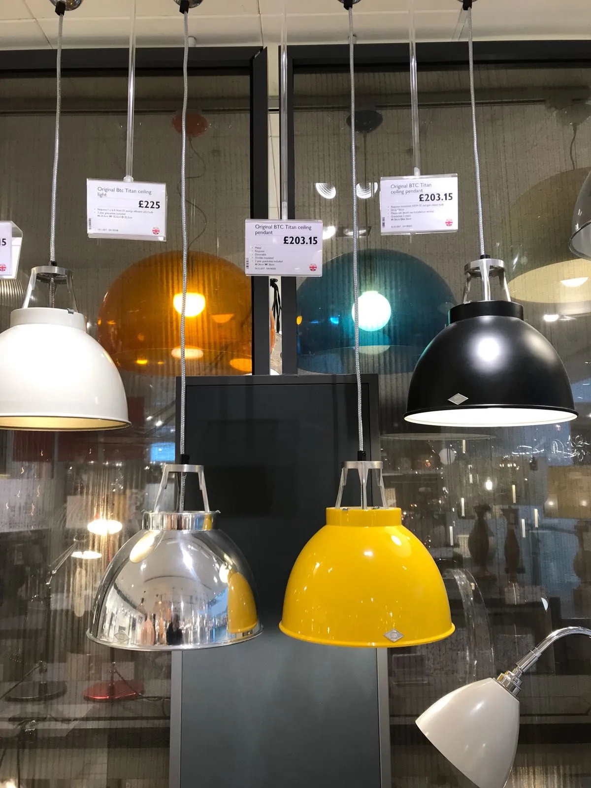 /img/12779-colored-pendant-lights.webp