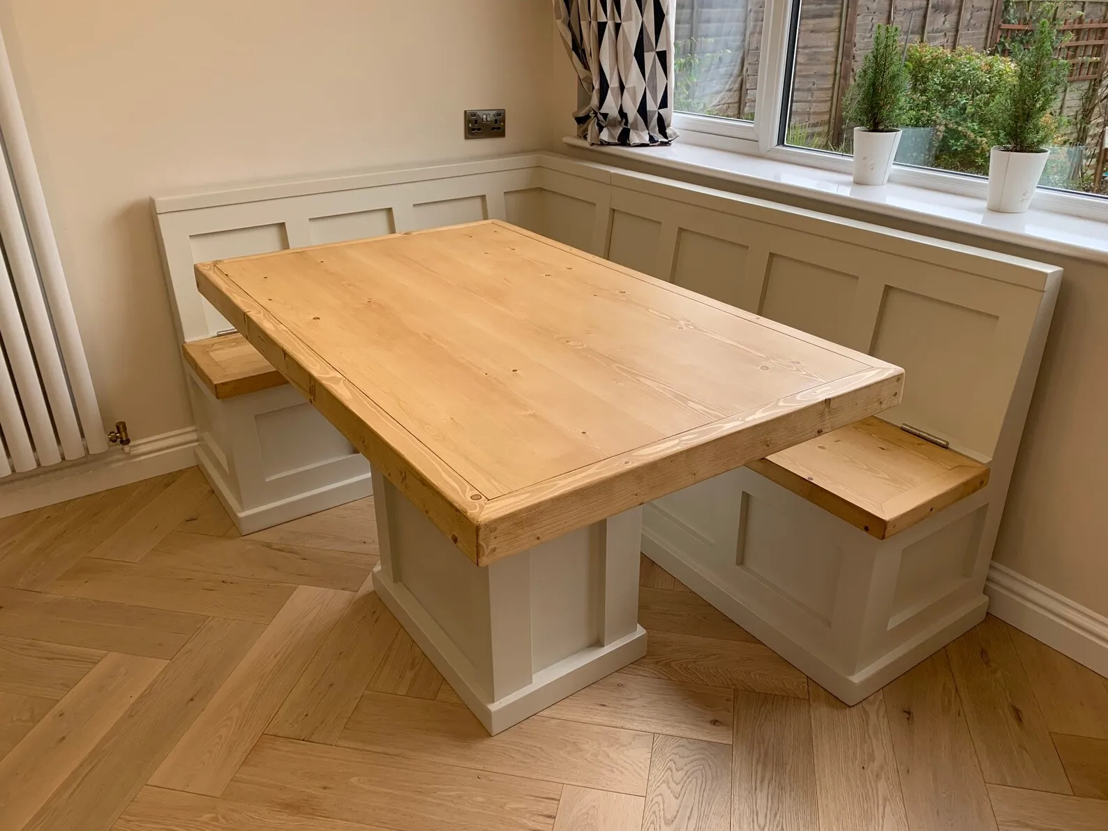 /img/12790-corner-banquette.webp
