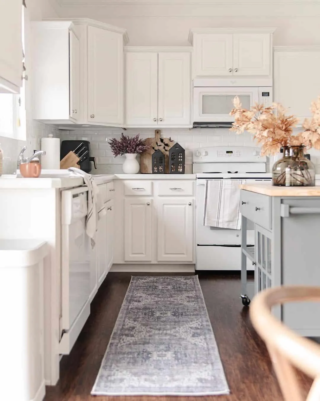 /img/12832-greenery-farmhouse-kitchen.webp
