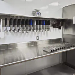 /img/12846-metal-kitchen-decor-ideas.webp