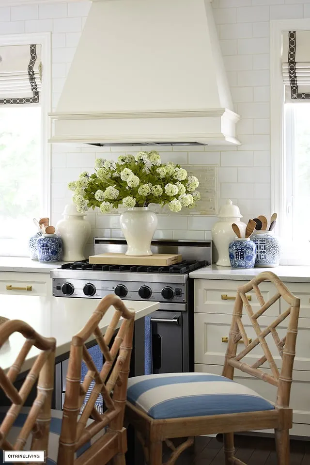 /img/12863-summer-kitchen-decor-accessories.webp