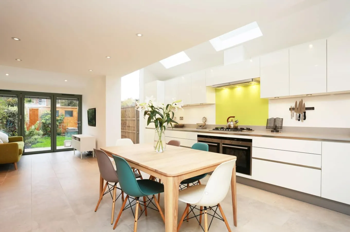 /img/12884-kitchen-decor-save-money.webp