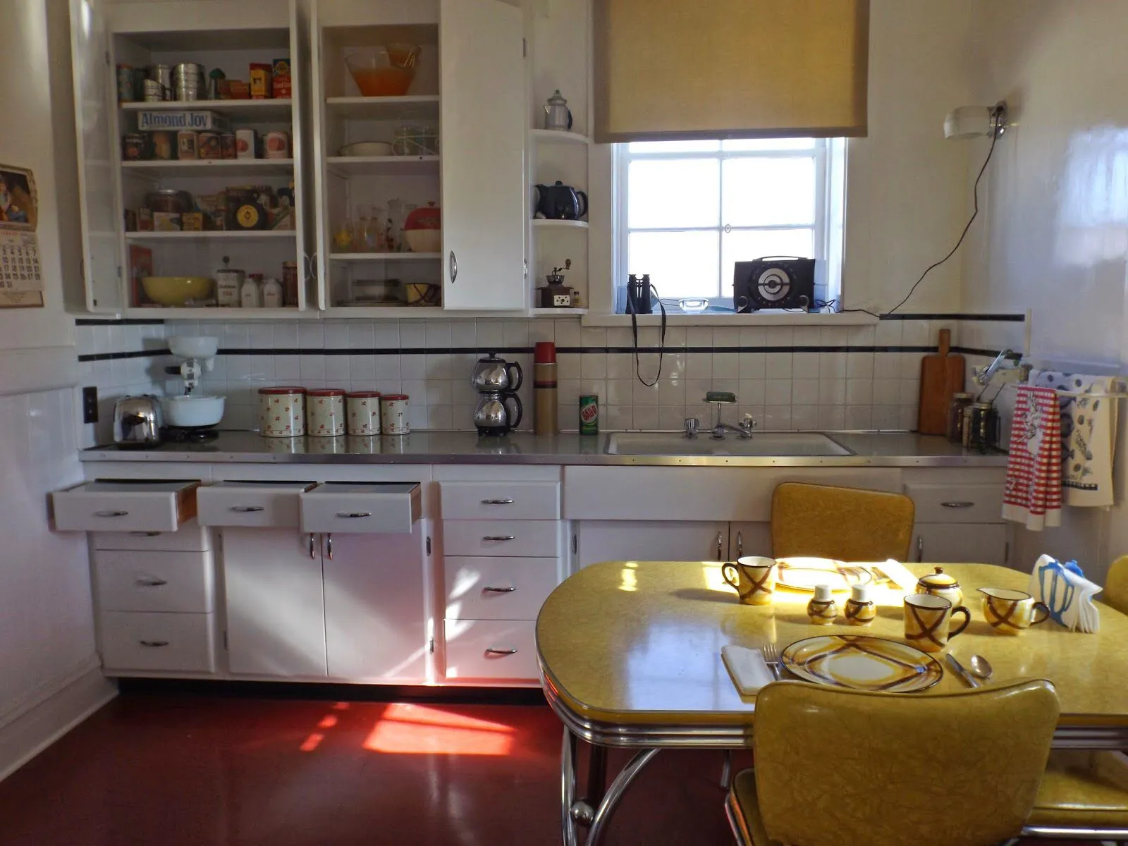 12902 1950s kitchen decor main